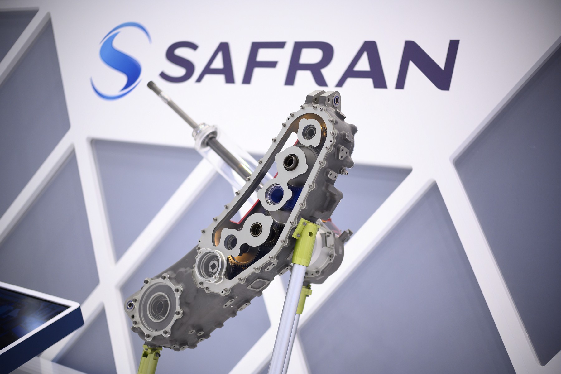 Safran awards OEMServices with a holistic Logistics Contract